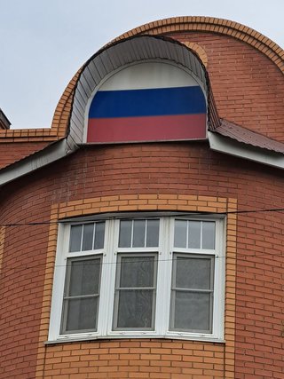 Фасады домов в Абакане украсили российским триколором