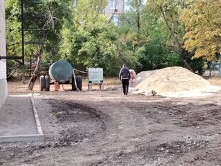 Хакасия дополнительно благоустраивает двор в школе Свердловска ЛНР