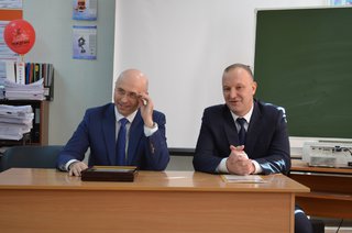 Руководитель Минстроя Хакасии поздравил Хакресводоканал с днем работника ЖКХ