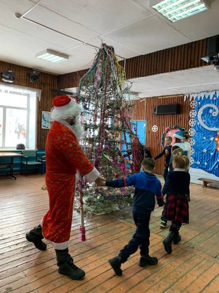 Дед Мороз и Снегурочка навестили ребятню из подшефных сёл Минстроя Хакасии