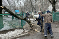 Бригада рабочих из Хакасии помогает ликвидировать  последствия сильного снегопада в ЛНР