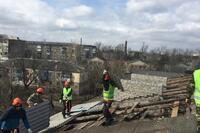 В городе Свердловске ЛНР начались восстановительные работы в рамках шефской помощи